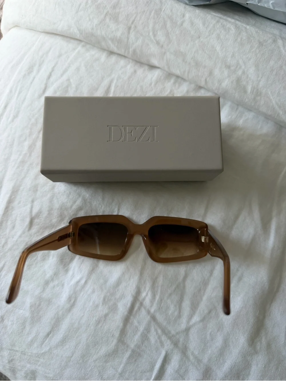 Dezi Read The Room Sunglasses